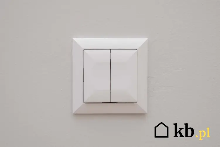 Włącznik światła na ścianie, biały włącznik światła, fotowoltaika a zużycie prądu w domu, czy opłaca się zamontować panele słoneczne w domu