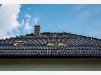 Ilustracja artykułu cennik okien fakro - zobacz, ile kosztują okna dachowe i inna stolarka dachowa znanego producenta