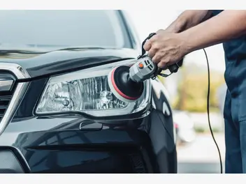 Ilustracja artykułu cena polerowania lamp - zobacz, ile kosztuje polerowanie reflektorów samochodowych