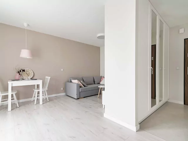 Jak kłaść panele: wzdłuż czy w poprzek