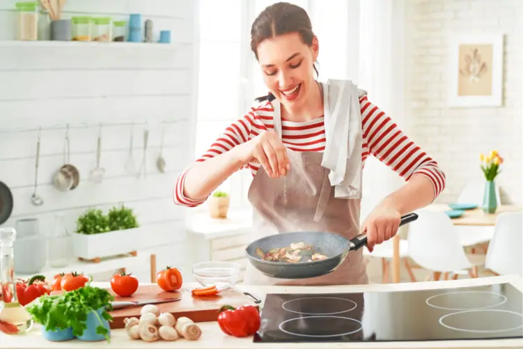 Wyposażenie kuchni: akcesoria kuchenne przydatne w każdym domu