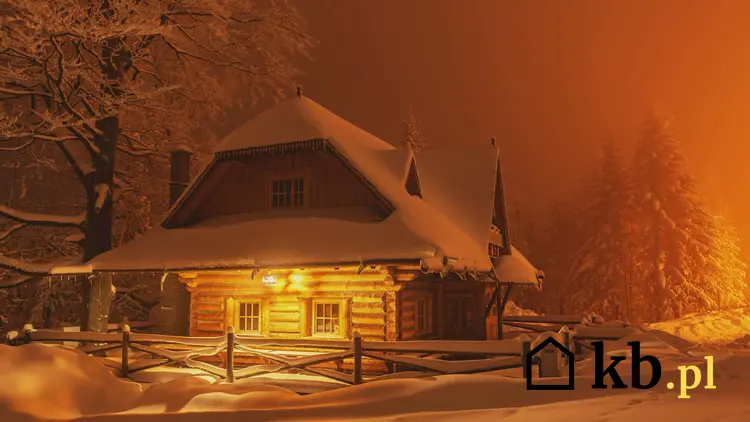 Dom zasypany śniegiem w górach, a także jak zabezpieczyć dom przed mrozem i śniegiem przed wyjazdem zimą