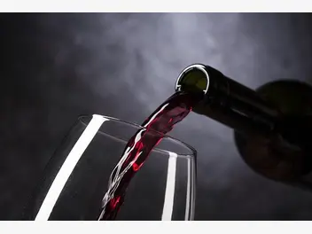 Ilustracja artykułu jak otworzyć wino bez korkociągu?