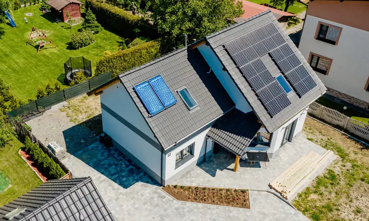 Wykorzystanie energii odnawialnej do wytwarzania energii elektrycznej i ciepła jest sprawdzonym sposobem na zdecydowane obniżenie wydatków eksploatacyjnych w każdym domu.