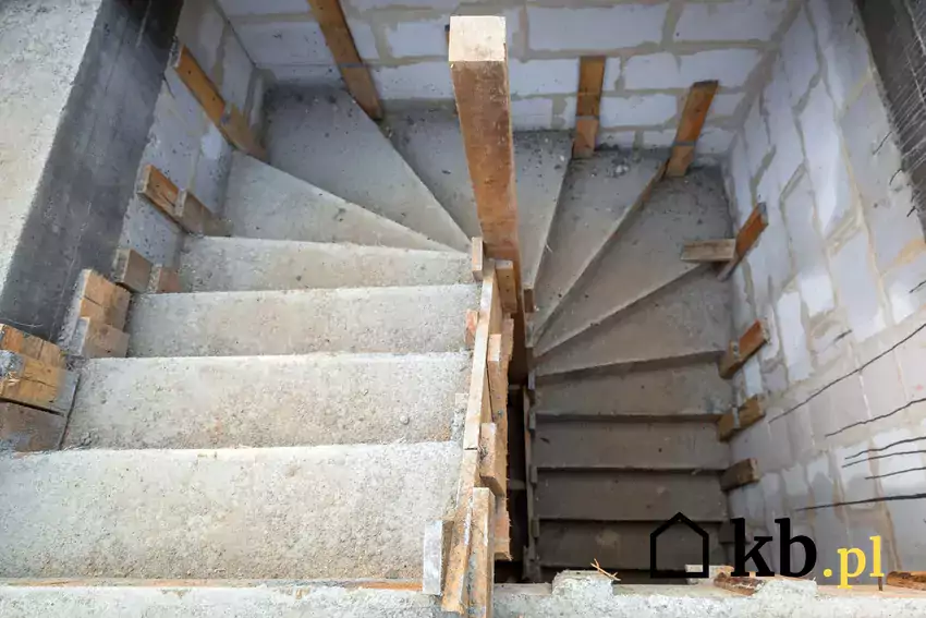 Tanie wykończenie betonowych schodów