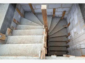 Ilustracja artykułu jak tanio wykończyć schody betonowe? doradzamy krok po kroku