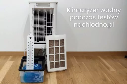 Przenośny klimatyzator w mieszkaniu.