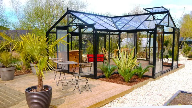 Zaopatrz swój ogród w piękną i przestronną szklarnię ogrodową ze szkła hartowanego