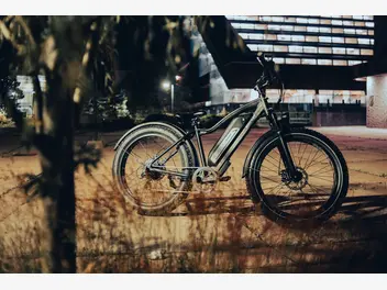 Ilustracja artykułu rower elektryczny składany czy miejski – jaki wybrać?