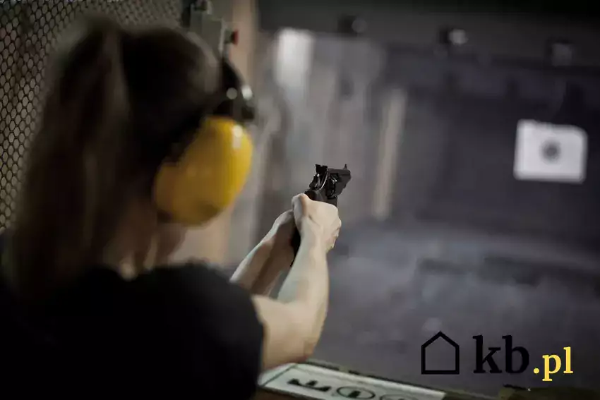 Kobieta na strzelnicy z pistoletem