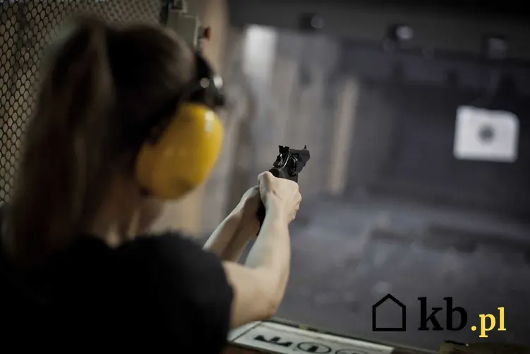 Kobieta na strzelnicy z pistoletem, a także cennik strzelnic krok po kroku i ceny za strzelanie