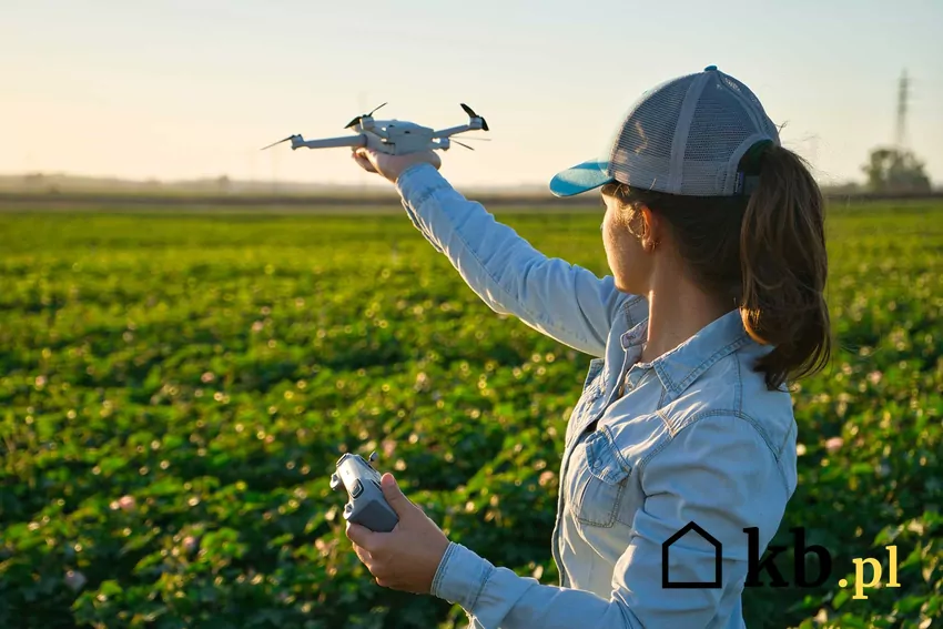 Kobieta operująca dronem na zewnątrz