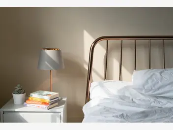 Ilustracja artykułu minimalistyczna sypialnia. jak ją urządzić?