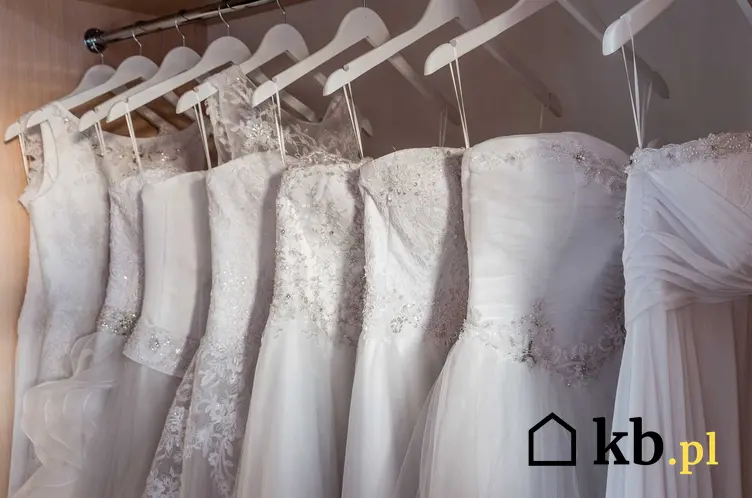 Suknie ślubne na wieszaku w wypożyczalni, a także cennik wypożyczenia sukni ślubnej krok po kroku