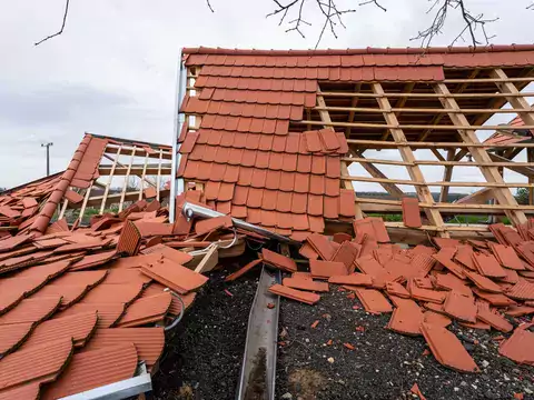 Koszt rozbiórki dachu przez firmę