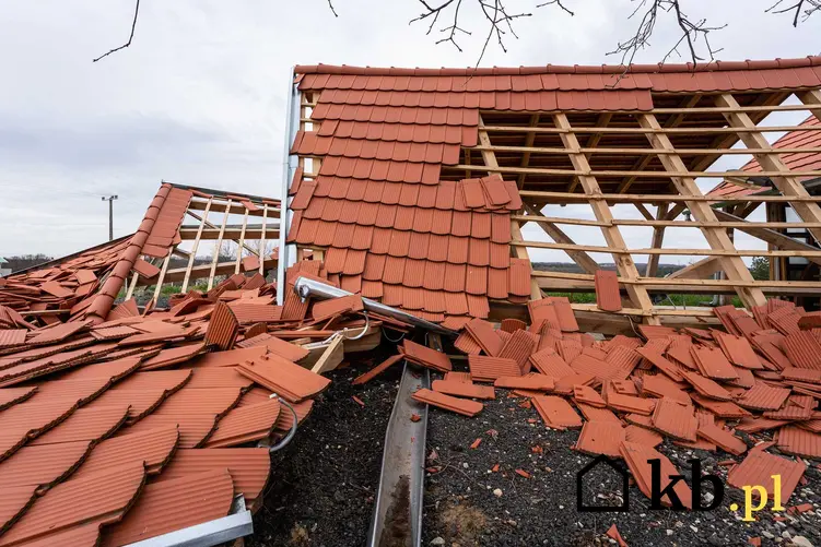 Stary rozmontowany dach, a także cennik rozbiórki dachu i ile kosztuje demontaż starego dachu