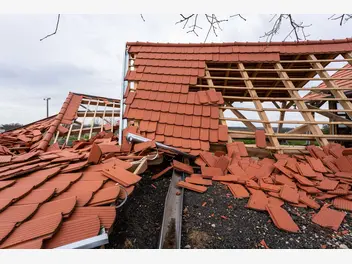 Ilustracja artykułu cennik rozbiórki dachu - zobacz, ile kosztuje demontaż dachu przez specjalistyczna firmę