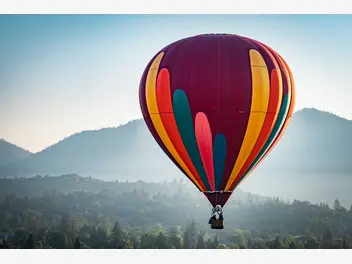Ilustracja artykułu cena lotu balonem - zobacz, ile kosztuje lot rekreacyjny