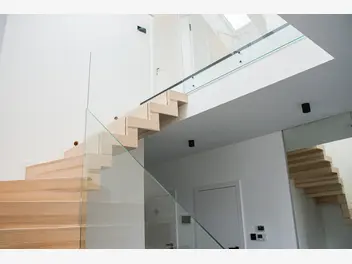 Ilustracja artykułu czym charakteryzują się schody dywanowe?