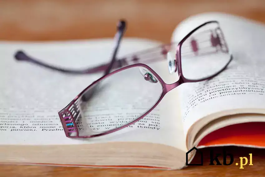 Naprawione okulary na książce