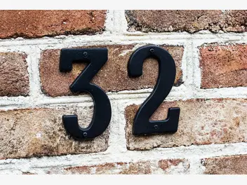 Ilustracja artykułu tabliczka z numerem domu – czy jest obowiązkowa?