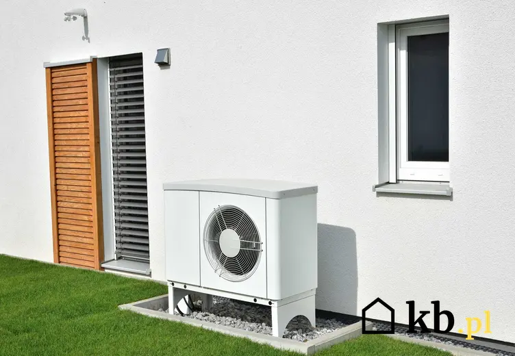 Mała pompa ciepła przed domem, a także koszt pompy ciepła do domu 100 m2 i ile kosztuje eksploatacja