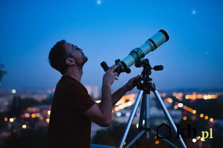 Mężczyzna spoglądający przez teleskop, a także ceny teleskopów i ile kosztuje profesjonalny teleskop