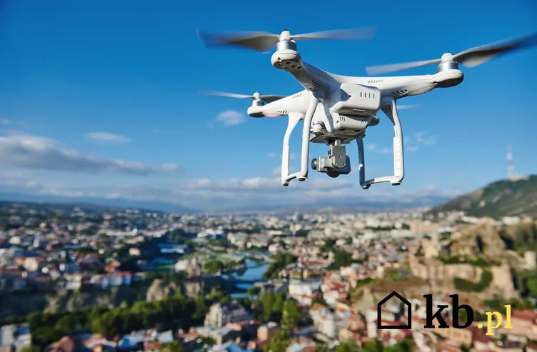 Dron podczas filmowania miasta, a także cennik filmowania dronem oraz aktualne ceny filmowania