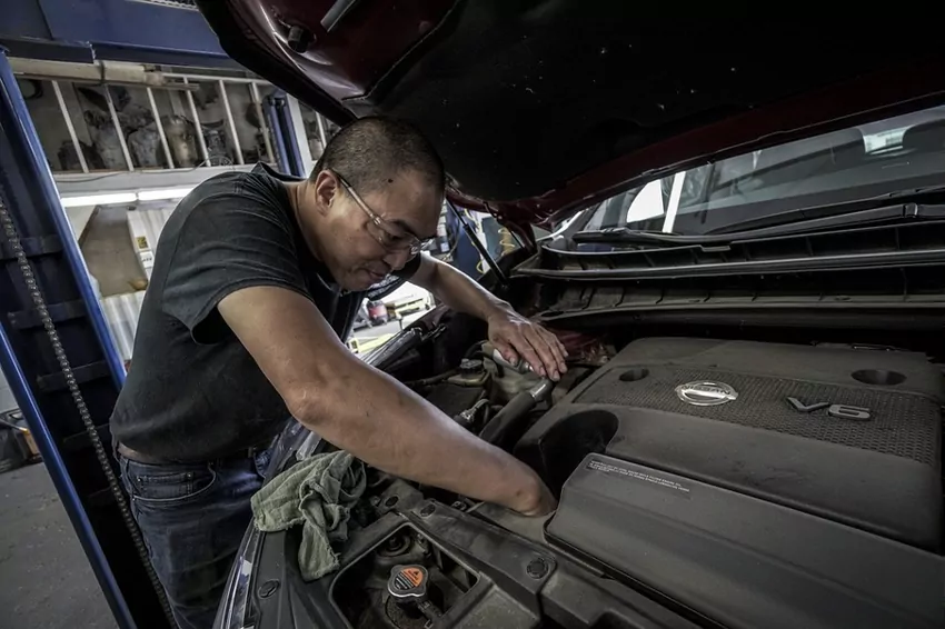 Mechanik wymieniający filtr paliwa