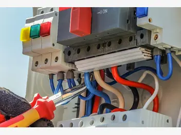 Ilustracja artykułu znaczenie kolorów kabli elektrycznych - co oznaczają kolory przewodów w gniazdku, lampie, czy innych urządzeniach?