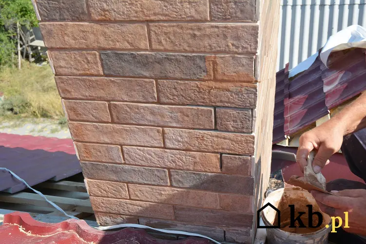 Murowanie komina z cegieł nie jest trudne, ale najlepiej zlecić to profesjonaliście. Mozńa to łatwo zrobić jednak samemu.