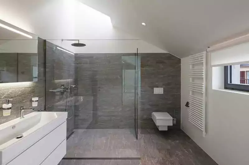 Minimalistyczny prysznic bez brodzika