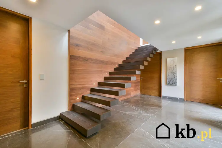 Drewno nad schodami, a także co położyć na ściany na klatce schodowej, najlepsze materiały