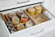 Praktyczne sposoby na szuflady w kuchni