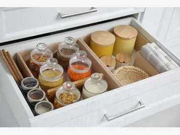 Ilustracja artykułu jak zagospodarować szuflady w kuchni? praktyczne sposoby