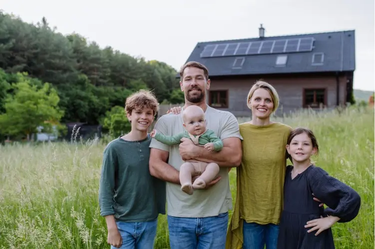 rodzina na tle domu energooszczędnego