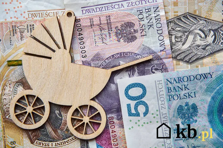 Pieniądze w polskiej walucie i wózek dziecięcy, a także informacje, ile wynosi i jak uzyskać zasiłek na dziecko