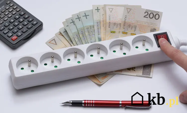 Listwa z włącznikiem, kalkulator oraz pieniądze w banknotach polskich, a także taryfy prądu i ich rodzaje