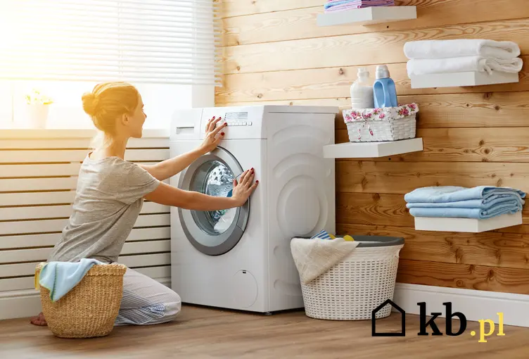 Kobieta podczas prania w pralni włączająca pralkę, a także informacje, jak wygląda podłączenie pralki