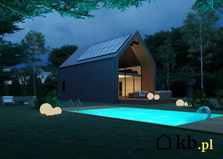 Dom z solarami na dachu obok podświetlonego w nocy basenu, a także porady, jak wybrać kolektor słoneczny do basenu