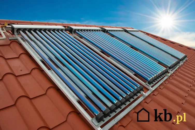 Kolektory słoneczne na dachu domu, a także solary na ciepłą wodę krok po kroku