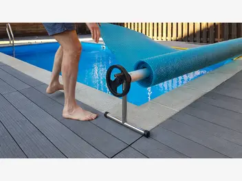 Ilustracja artykułu jak działa pokrywa solarna do basenu? przedstawiamy krok po kroku