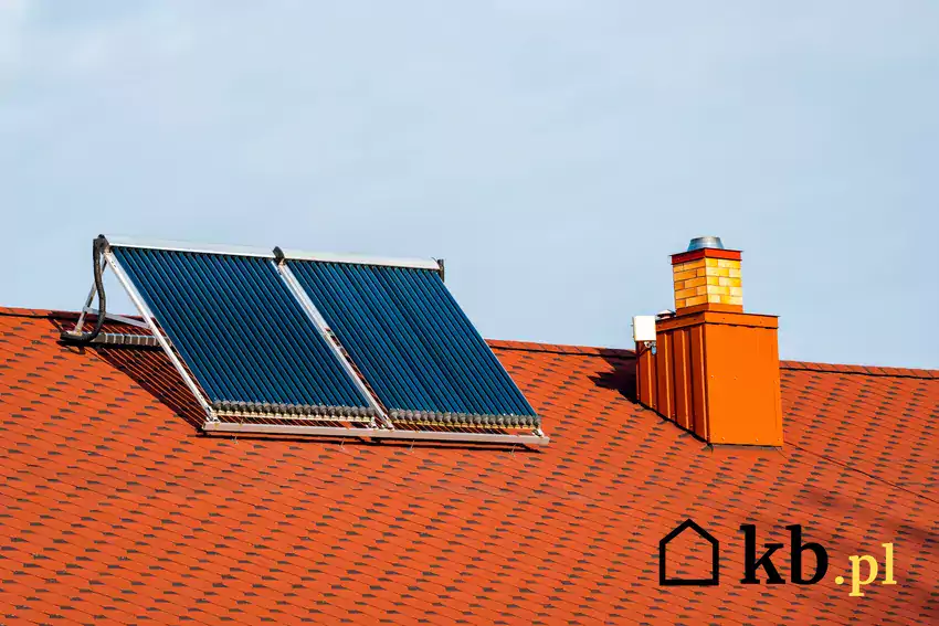 Kolektory słoneczne na dachu domu