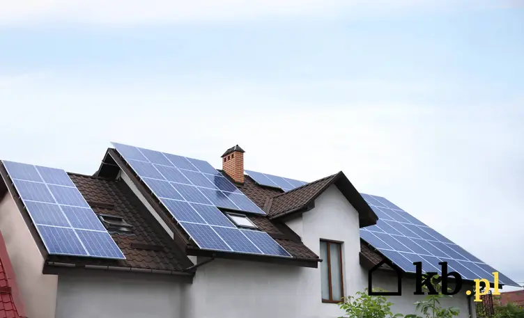 Kolektory słoneczne na dachu domu, a także porady, jak podłączyć kolektor słoneczny do bojlera krok po kroku