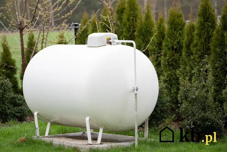 Biały zbiornik na gaz do ogrzewania domu w ogrodzie, a także porady jak wybrać taki zbiornik na gaz