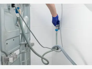 Ilustracja artykułu jak wyczyścić syfon w pralce? przedstawiamy krok po kroku