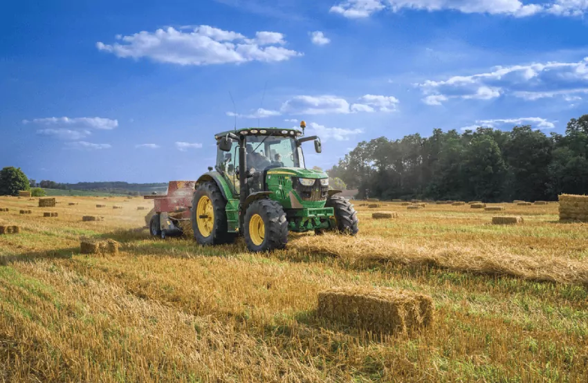 Maszyny rolnicze: traktor i robot