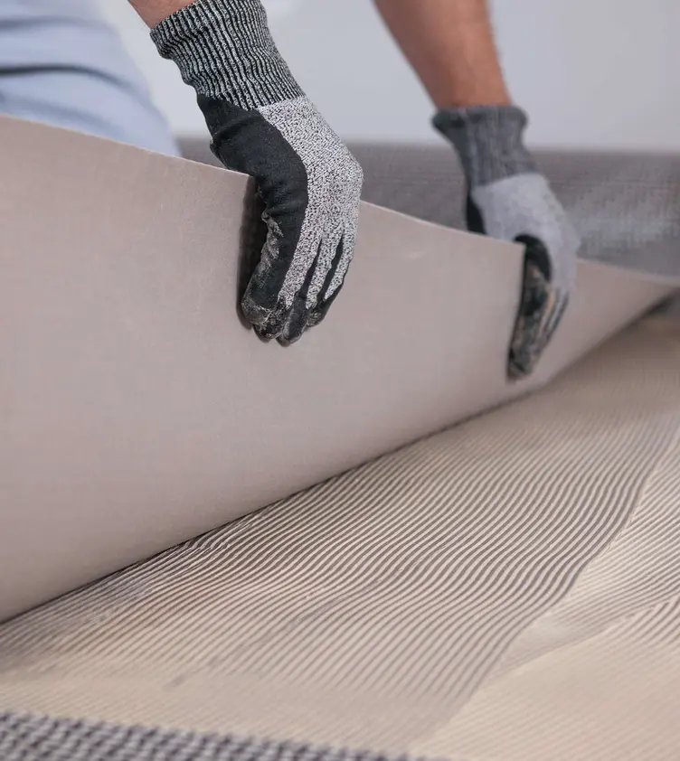 Wykładziny, zarówno dywanowe, jak i elastyczne wymagają bardzo równego i gładkiego podłoża. Często zatem zachodzi potrzeba wyrównania go cienką warstwą wylewki samopoziomującej.