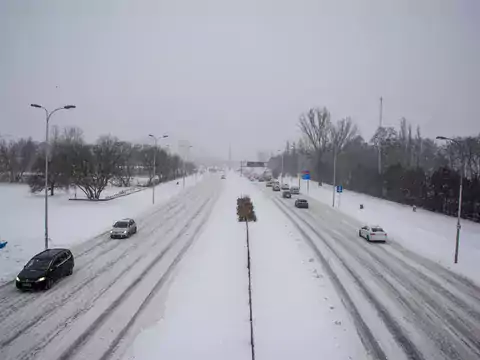 Konsekwencje wypadków na nieodśnieżonych drogach