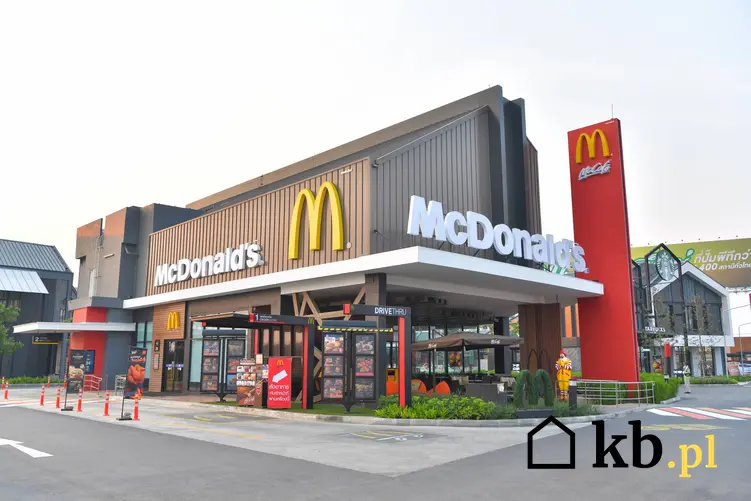Budynek restauracji Mc Donald's, a także informacje, ile zarabia się w McDonald's